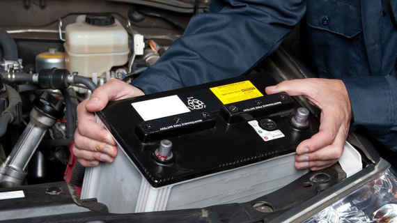 Auto-mechanic-replacing-car-battery